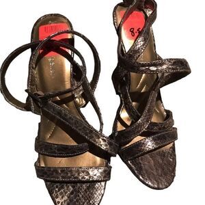 Andrew Geller size 8.5 wrap around ankle sandals excellent